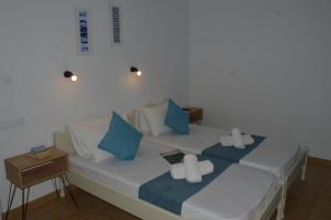 斯基亚索斯镇Pansion Katerina的一间卧室配有一张带蓝色和白色枕头的床