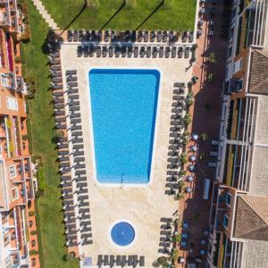 塔维拉塔维拉嘉乐酒店的城市大型游泳池的顶部景观