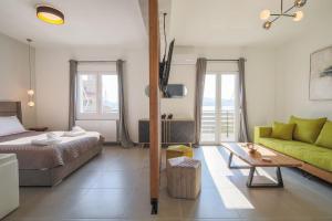 沃洛斯*Oasis* Best View Jacuzzi New Central Apartment的客厅配有床和绿色沙发