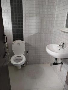 瓦加托JMD VILLA的一间带卫生间和水槽的浴室