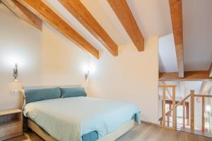 Viana do BoloO Trancallo的一间卧室设有床铺和木制天花板