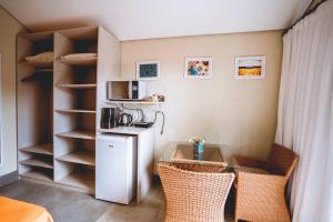 费尔南多 - 迪诺罗尼亚Horizonte Azul Noronha的小房间设有桌子和两把椅子
