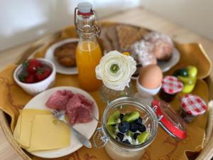 米德尔堡Het Pauzeerhuis的桌上的早餐食品托盘