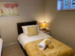 凯特林Garfield Cottage的一间卧室配有一张床,床上有毛巾