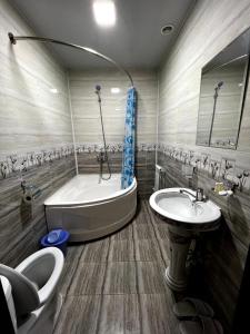 希瓦XIVA AZIM OTA的带浴缸和盥洗盆的浴室