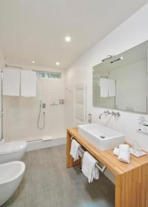 莱泽诺极光别墅酒店的白色的浴室设有水槽和卫生间。