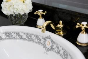 奥斯汀The Driskill, in The Unbound Collection by Hyatt的白色浴室水槽和金色水龙头