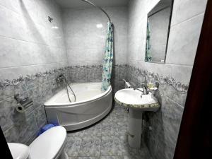 希瓦XIVA AZIM OTA的带浴缸、盥洗盆和卫生间的浴室