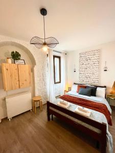罗维尼Rooms & Apartments La Casa di Loreto的一间卧室,卧室内配有一张大床