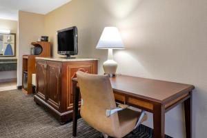 泰特斯维尔肯尼迪太空中心品质酒店的酒店客房配有书桌和电视。
