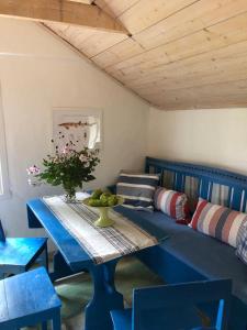 FröbygårdaSeaside Cottage Haga Park的客厅配有蓝色桌子和沙发