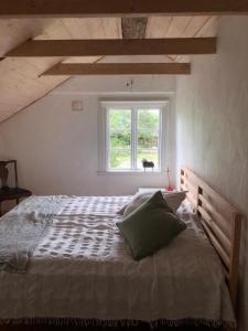 FröbygårdaSeaside Cottage Haga Park的一间卧室设有一张大床和窗户