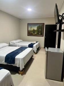 圣安德烈斯Tropical Dreams的一间酒店客房,设有三张床和一台平面电视