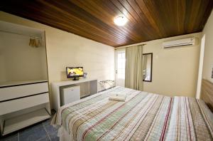 纳塔尔Sol Nascente Hotel Pousada Beira Mar的一间卧室配有一张床和一台电视