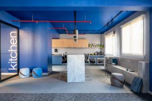 阿雷格里港Swan Generation Porto Alegre的厨房拥有蓝色的墙壁和蓝色的天花板