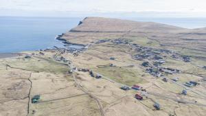 SkálavíkThe Real Faroese Experience的山边村庄的空中景观