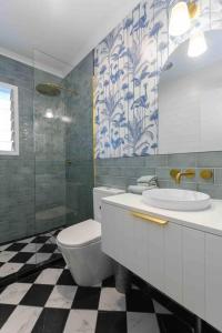 道格拉斯港Pandanus Place - with Bicycles的一间带卫生间、水槽和镜子的浴室
