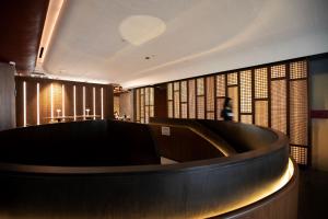 哥打京那巴鲁绿蔓酒店 – 万豪旅享家设计酒店品牌成员的一间提供弧形立体病学的等候室