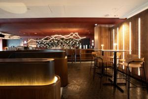 哥打京那巴鲁绿蔓酒店 – 万豪旅享家设计酒店品牌成员的一间酒吧,里面放着一堆凳子