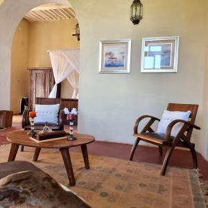 莫桑比克岛Terraço das Quitandas Design Accommodation-AL的客厅配有咖啡桌和椅子