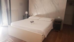 锡尔维玛丽娜Ampio attico vista mare tra comfort e tranquillità的一间卧室配有一张带2个床头柜的大型白色床