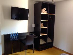 洛埃阿克拉吉贝希埃尔酒店的客房设有书桌、电视和衣柜。
