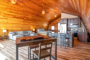 BurdettSeneca Lake Getaway的厨房和带木制天花板的客厅