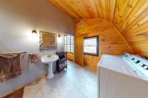 BurdettSeneca Lake Getaway的一间带白色水槽和木制天花板的浴室
