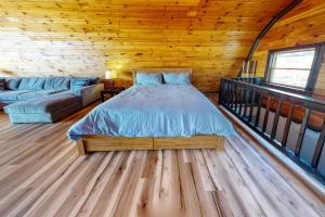 BurdettSeneca Lake Getaway的小屋内一间卧室配有一张床和一张沙发