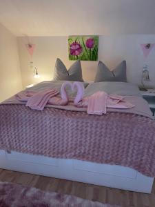 劳恩堡Marina Beach Lauenburg的一间卧室配有一张大床,上面有粉红色的毛巾