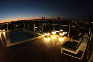 科尔多瓦利古因111号酒店的屋顶甲板,晚上设有游泳池