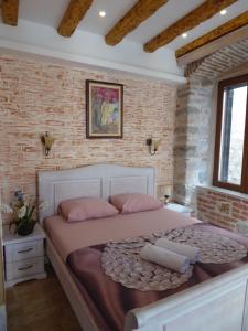 科托尔度科公寓的卧室配有一张带粉红色枕头的大床