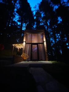 小米内拉尔Cabañas Boutiques TinyChillHouse的一座小建筑,晚上有窗户