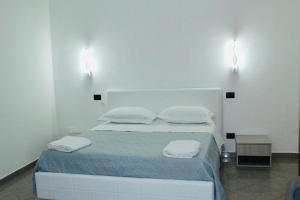 雷焦卡拉布里亚美丽之家公寓的卧室配有一张带两盏灯的墙壁床。