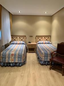 阿兰达德杜洛茱莉亚酒店的酒店客房,配有两张床和椅子