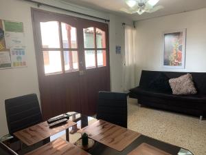 瓜塔佩Casa Melodía Guatapé - Excelente Ubicación - Calle del Comercio的客厅配有桌子和沙发