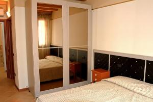 洛尼戈圣马可住宿加早餐旅馆的一间卧室设有两张床和大镜子