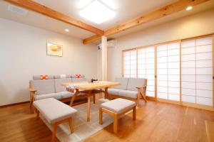 奈良肖舎 Shoya的用餐室配有桌子、两把椅子、桌子和椅子