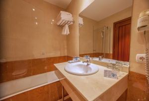 奥科延安迪亚酒店的浴室配有盥洗盆和浴缸。