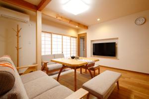 奈良肖舎 Shoya的客厅配有桌子和电视