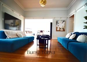 土乌巴Bunya Bunya Luxury Estate Toowoomba set over 2 acres with Tennis Court的客厅配有2张蓝色的沙发和1张桌子