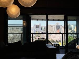 京都Rinn Gion Shirakawa的带窗户的客房享有城市天际线的景致。