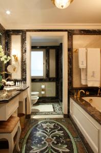 伦敦希尔顿伦敦宾利酒店的带浴缸、卫生间和盥洗盆的浴室