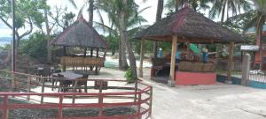 安达Anda Poseidon’s Beach Resort的一个带凉亭的游乐场的度假胜地