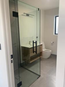 ClaudelandsCentral One Bedroom Studio的一间带玻璃淋浴和水槽的浴室