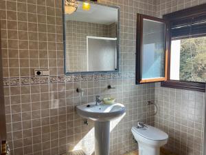 卡皮雷拉博奎拉2号乡村酒店的一间带水槽和卫生间的浴室