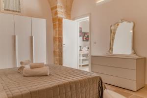 布林迪西[ApuliaLux] Marietta Luxury House - Centro Storico的白色卧室配有床和镜子