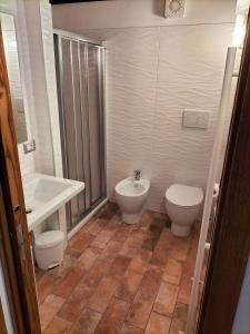 拉迪科法尼Casetta di Ghino的浴室配有卫生间、坐浴盆和盥洗盆。