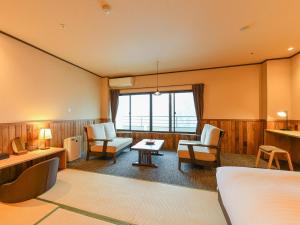 会津若松Kutsurogijuku Chiyotaki的酒店客房设有床和客厅。