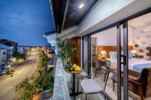 会安Square Villa Hoi An的酒店客房设有市景阳台。